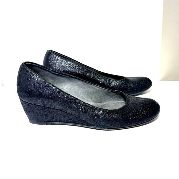 Stuart Weitzman Women’s Black Sojourn Goosebump Low Wedge Pumps Size 8 M - Picture 1 of 8